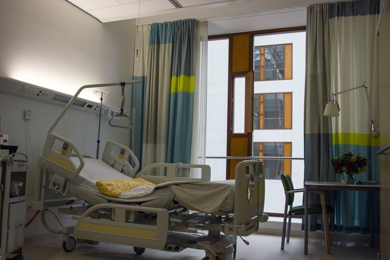 ▲醫院病床的陪病床並不好躺，有網友抱怨的同時，意外釣出內行解惑。（圖／取自《Pixabay》）