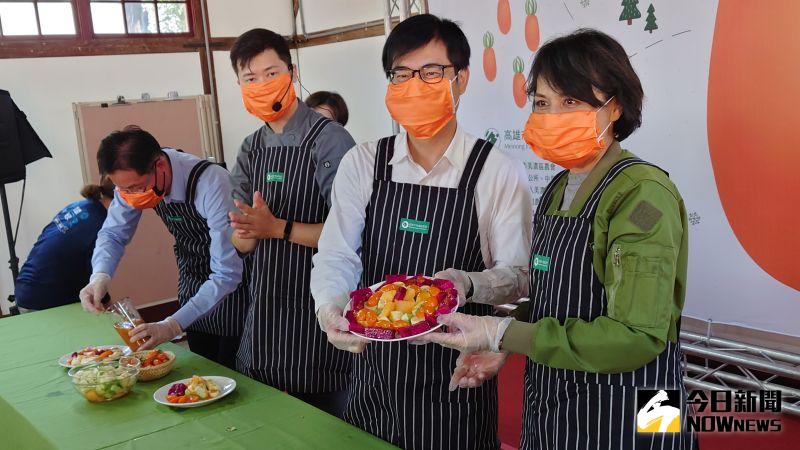 ▲Youtube頻道「克里斯餐桌」的克里斯主廚,和市長陳其邁、立委邱議瑩、美濃區農會總幹事鍾清輝一起做「橙蜜香」番茄油醋水果沙拉。(圖/記者鄭婷襄攝)