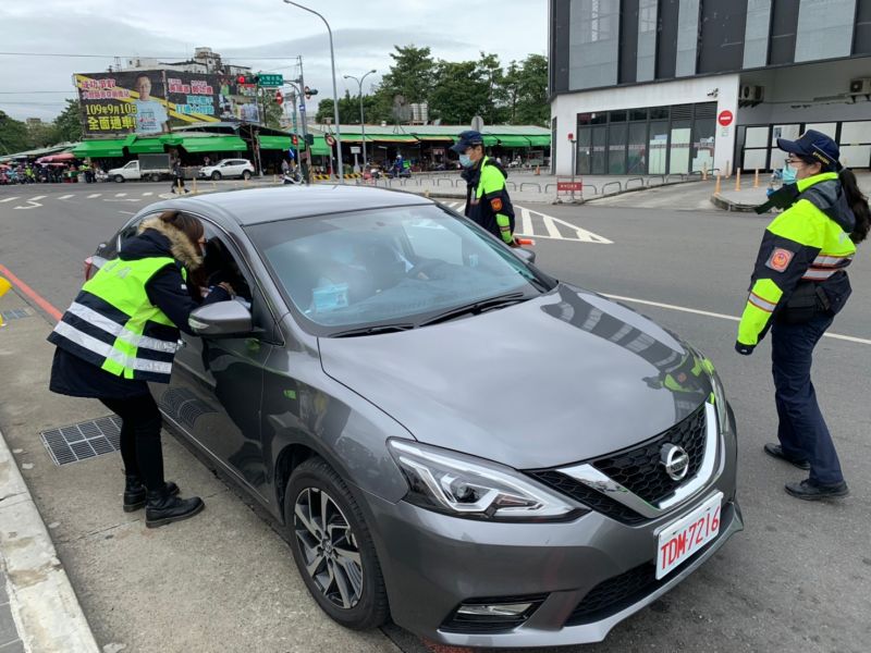 ▲防堵新冠疫情，中市府交通局與警察局近日在台中火車站周邊執行計程車防疫聯合稽查(圖／交通局提供2021.1.13)