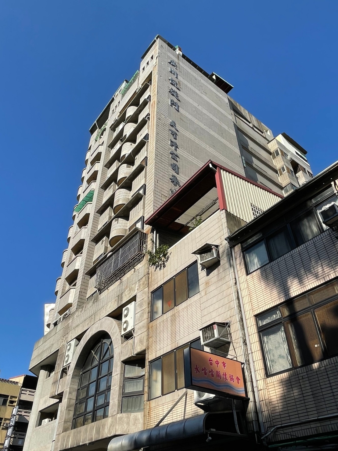 ▲中市東區一棟建築大樓的磁磚突然剝落，砸中住在隔壁的市議員邱素貞停放的汽車與數輛民眾機車(圖／邱素貞提供2021.1.13)