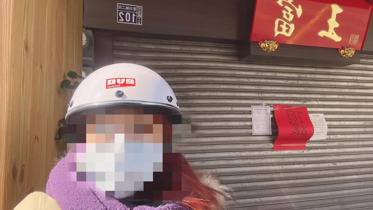 ▲女網友發現富王鴨肉店門口貼出頂讓紅單，引發熱議。（圖／翻攝自《爆廢1公社》臉書社團）