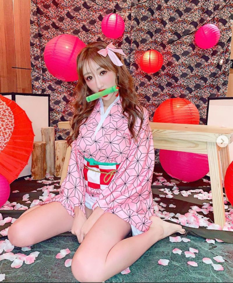 ▲妮妮和服過短美腿激洩。(圖/JKF)