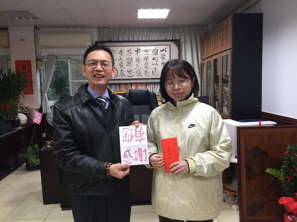 ▲在1月4日時傳來好消息，呂彤遞補上台大物理治療學系，基隆女中校長陳明印於11日頒發1萬元獎學金鼓勵。（圖／基隆女中）