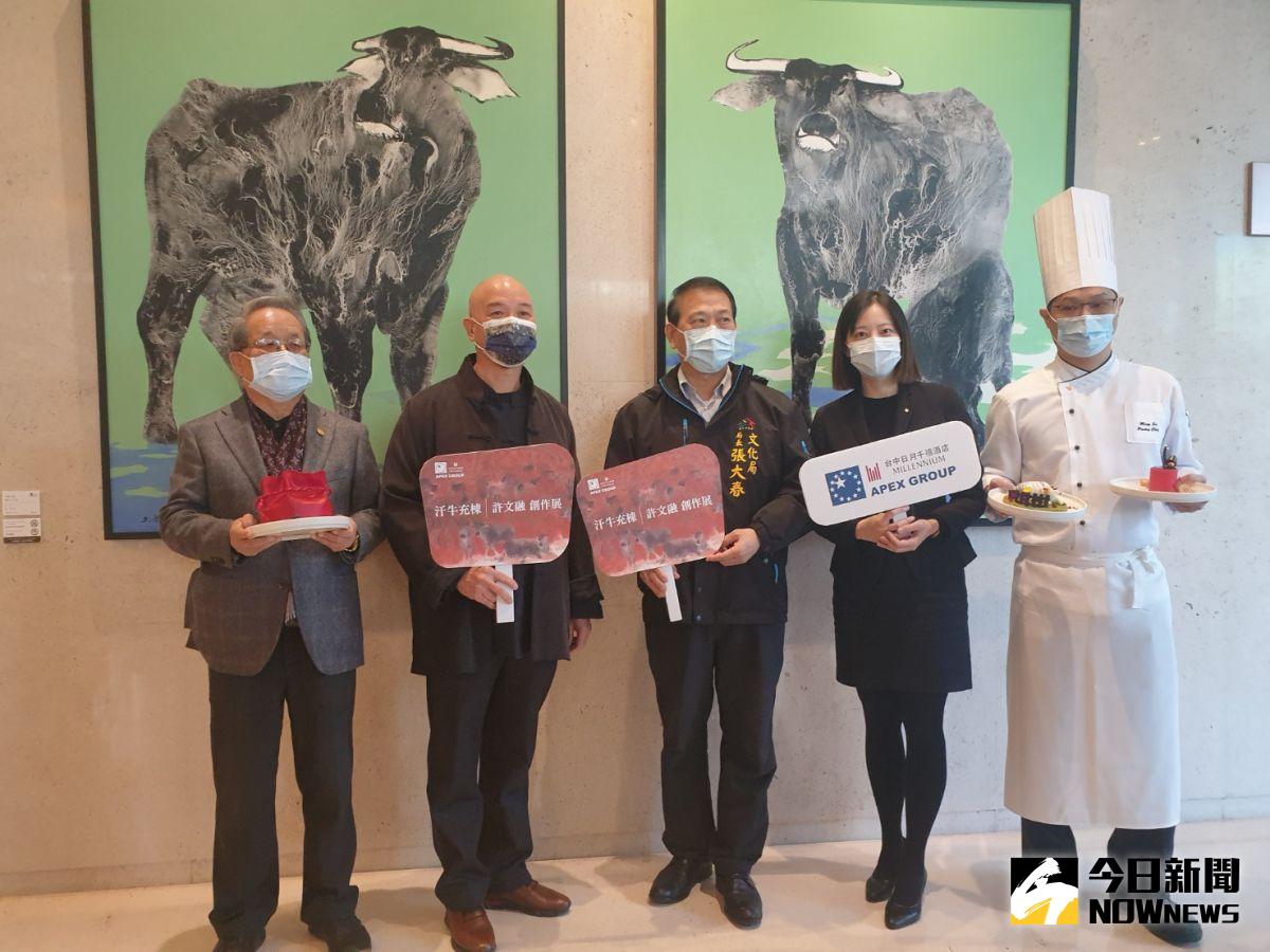 ▲犇向2021金牛年， 畫家許文融今起在台中日月千禧酒店舉辦「汗牛充棟」創作展，至三月底閉幕。（圖／記者金武鳳攝，2021.1.13)   