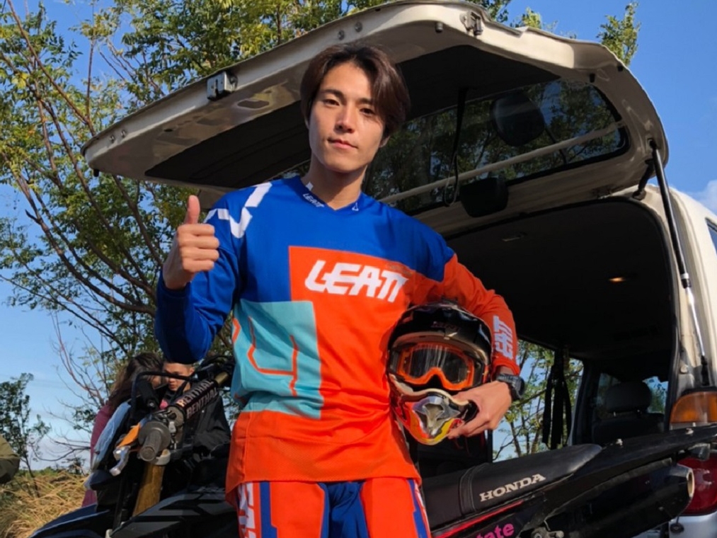 ▲唐振剛遭警犬撞飛。（圖／八大）