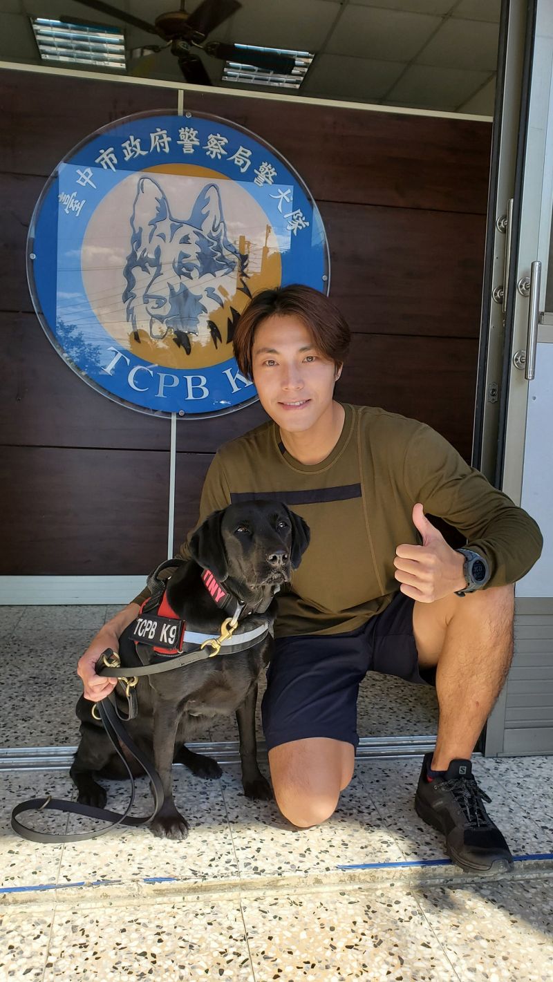 ▲唐振剛遭警犬撞飛。(圖/八大)