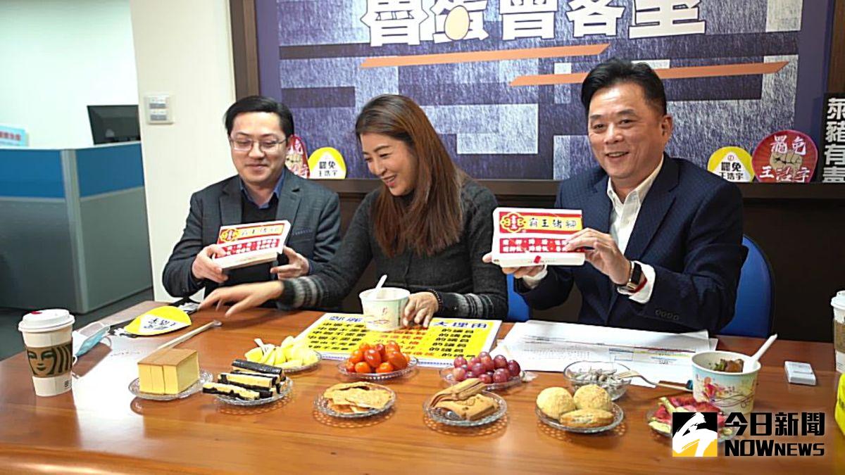 ▲魯明哲邀請同黨立委許淑華擔任「魯蛋會客室」臉書直播的首播來賓，還買來中壢知名的「霸王豬腳」邊啃豬腳邊和網友選民談罷王案。（圖／記者李春台攝, 2021.01.13）