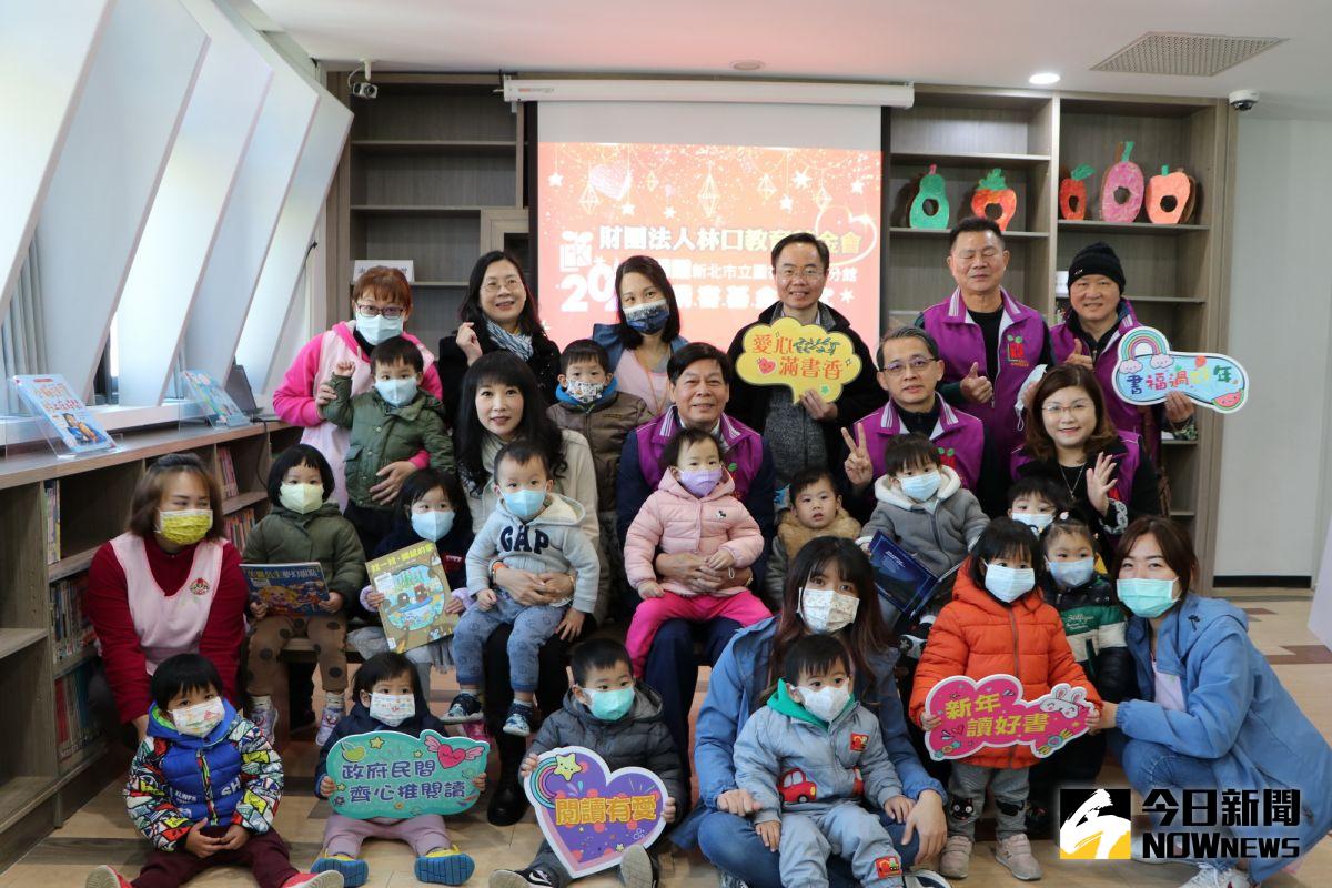 ▲財團法人林口教育基金會特別在年節前夕送上愛心書香紅包，捐贈林口分館5萬元的購書基金。（圖/記者陳志仁攝，2021.01.13）