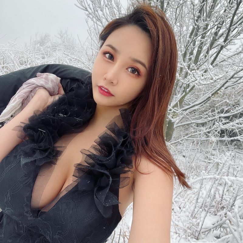 ▲卡比兔不畏低溫，在雪地拍婚紗照。（圖／卡比兔臉書）