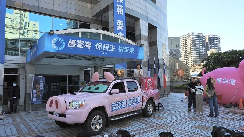 ▲國民黨特別製作的「反萊豬皮卡」14日首度亮相,全車粉紅色系,搭配超萌耳朵與豬鼻子,外型極為吸睛。(圖/記者陳弘志攝,2021.1.14)