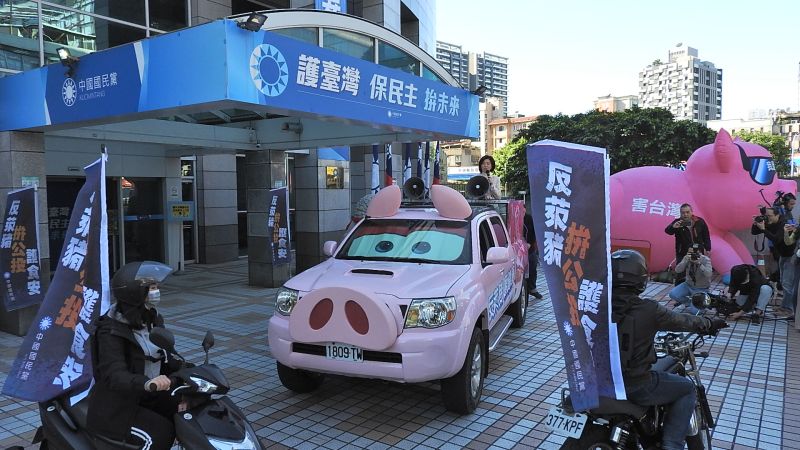 ▲國民黨特別製作的「反萊豬皮卡」14日首度亮相,全車粉紅色系,搭配超萌耳朵與豬鼻子,外型極為吸睛。(圖/記者陳弘志攝,http://123.dha.tw/2021.1.14)