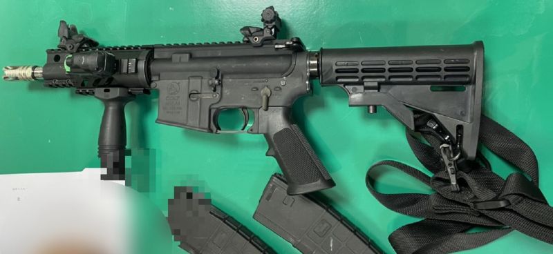 ▲彭男持長槍掃射當鋪(圖/記者鄧力軍翻攝)