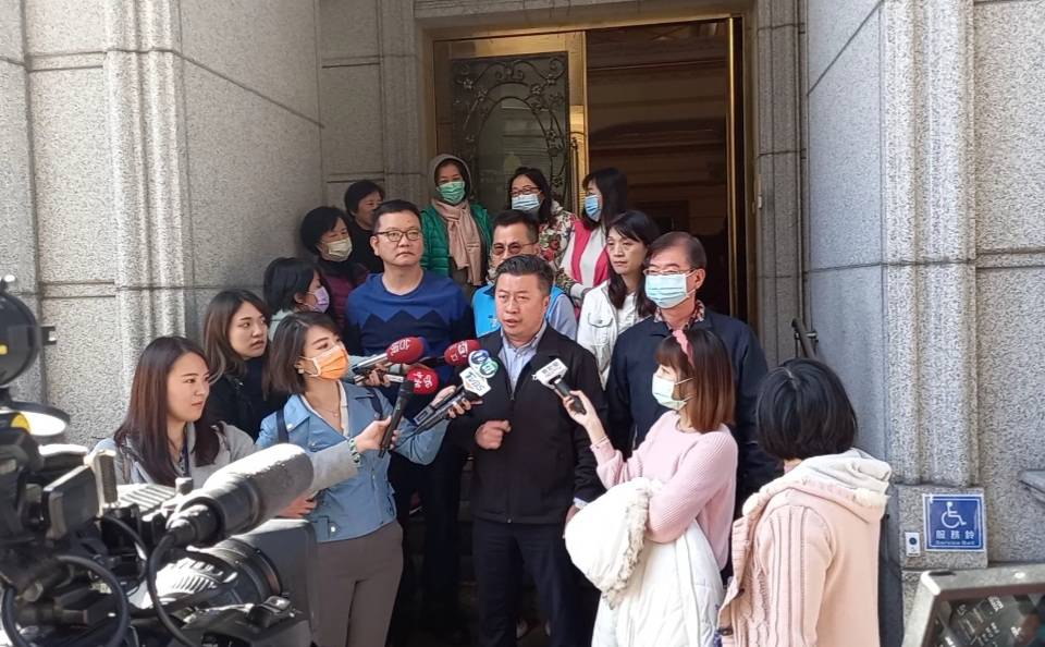 ▲張志豪質疑，若是供氣的中油公司進氣量不足，為何僅有欣欣公司受影響？其次，若是供氣量不足，怎麼僅是進行管線工程卻不是提高供應量？（圖/新北市議員張志豪提供）