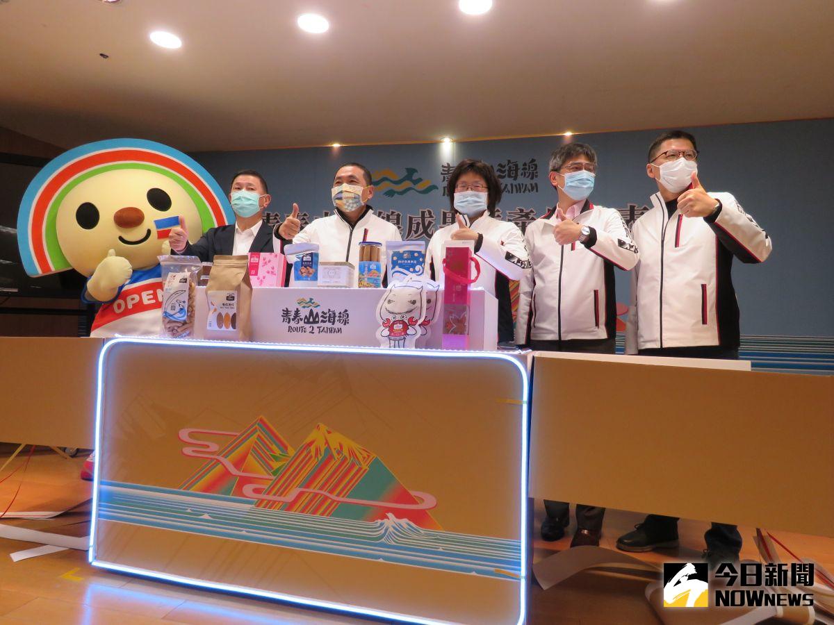 ▲新北市長侯友宜、經發局長何怡明、農業局長李玟及觀旅局長張其強聯手行銷青春山海線伴手禮。（圖/記者陳志仁攝，2021.01.14）