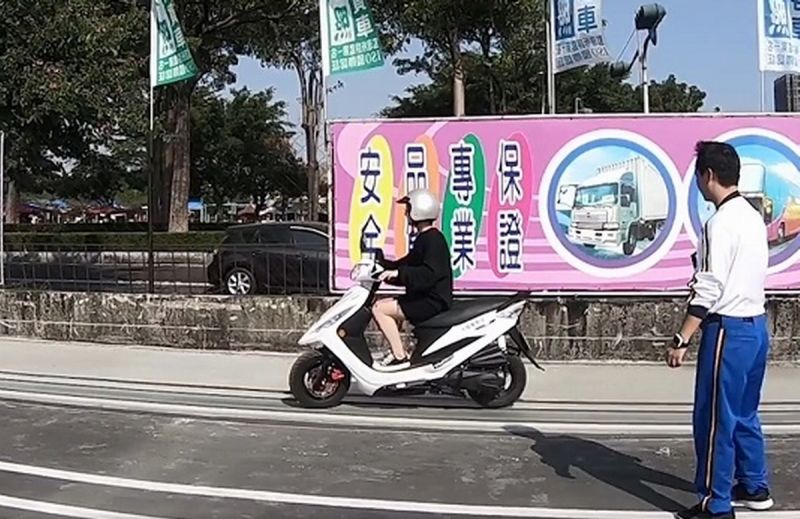 ▲這次機車駕訓師資召訓內容,包含新增加的機車騎士如何正確變換車道及路口左轉的實境動態演練外。(圖/高雄區監理所提供,