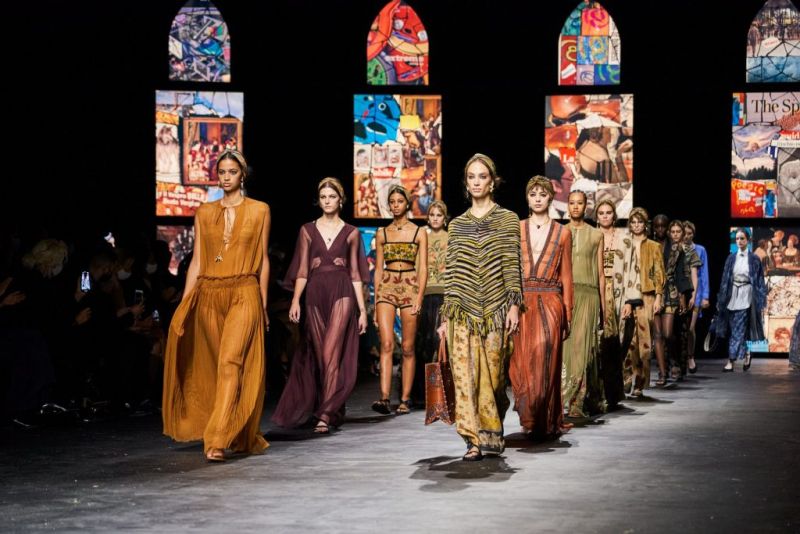 ▲▲峇里島政府近日和精品品牌迪奧（Dior）合作推廣當地傳統的手工編織布料「kain endek」。（圖／翻攝自IG）