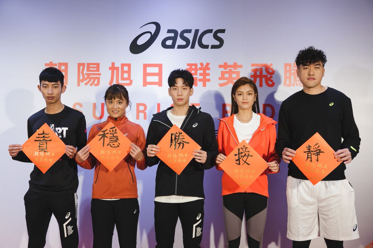 ▲Team ASICS選手王冠閎、林詩亭、林昱堂、蘇柏亞、黃鎮寫下2021年度代表字 ，帶著希望與熱情面對年度賽事挑戰。（圖／官方提供）