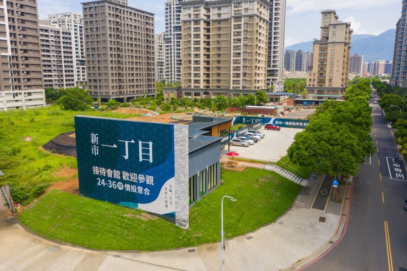 ▲接待中心旁就是建案基地,位於新市鎮主幹道角地位置,極具地段優勢。(圖/資料照片)
