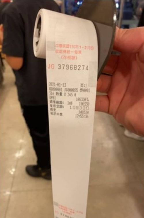 ▲店員著急想尋回該張誤開的10萬元發票。(圖/翻攝大里人聊天室臉書)