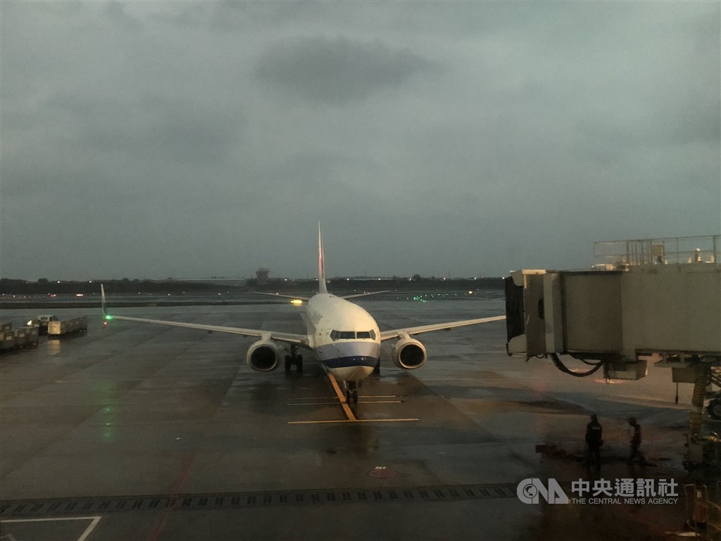 ▲駐關島台北經濟文化辦事處與關島政府促成的人道包機11日傍晚抵台，航班搭載47名旅客及13名機組員。中央社記者吳睿騏攝 110年1月11日