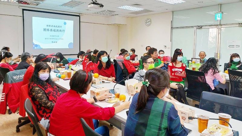 ▲志工阿玲穿鐵衣參與毒防局志工督導會議。(圖/高市毒防局提供)