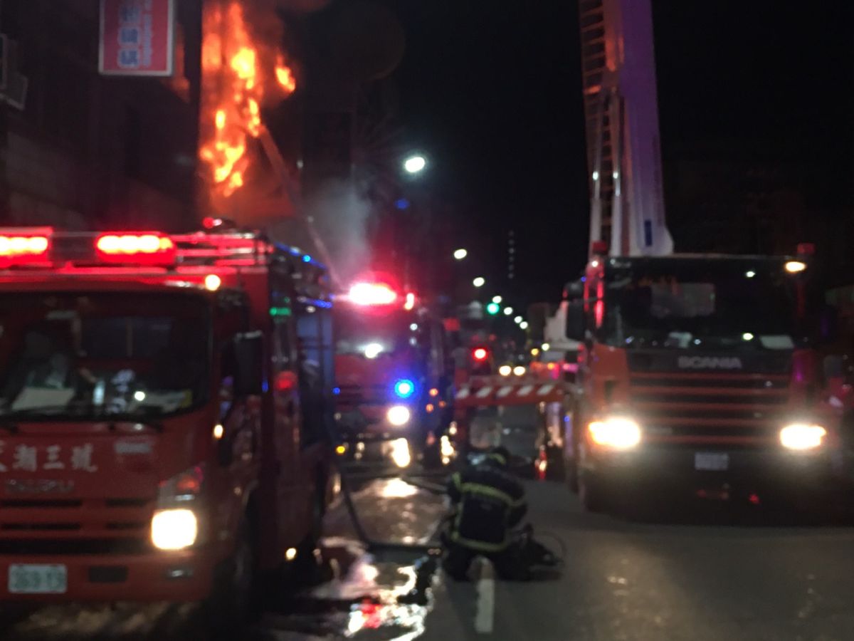 ▲鳳山區１棟透天厝,火災,釀3死1傷慘劇，高雄市長陳其邁前往慰問。(圖／記者郭凱杰翻攝)