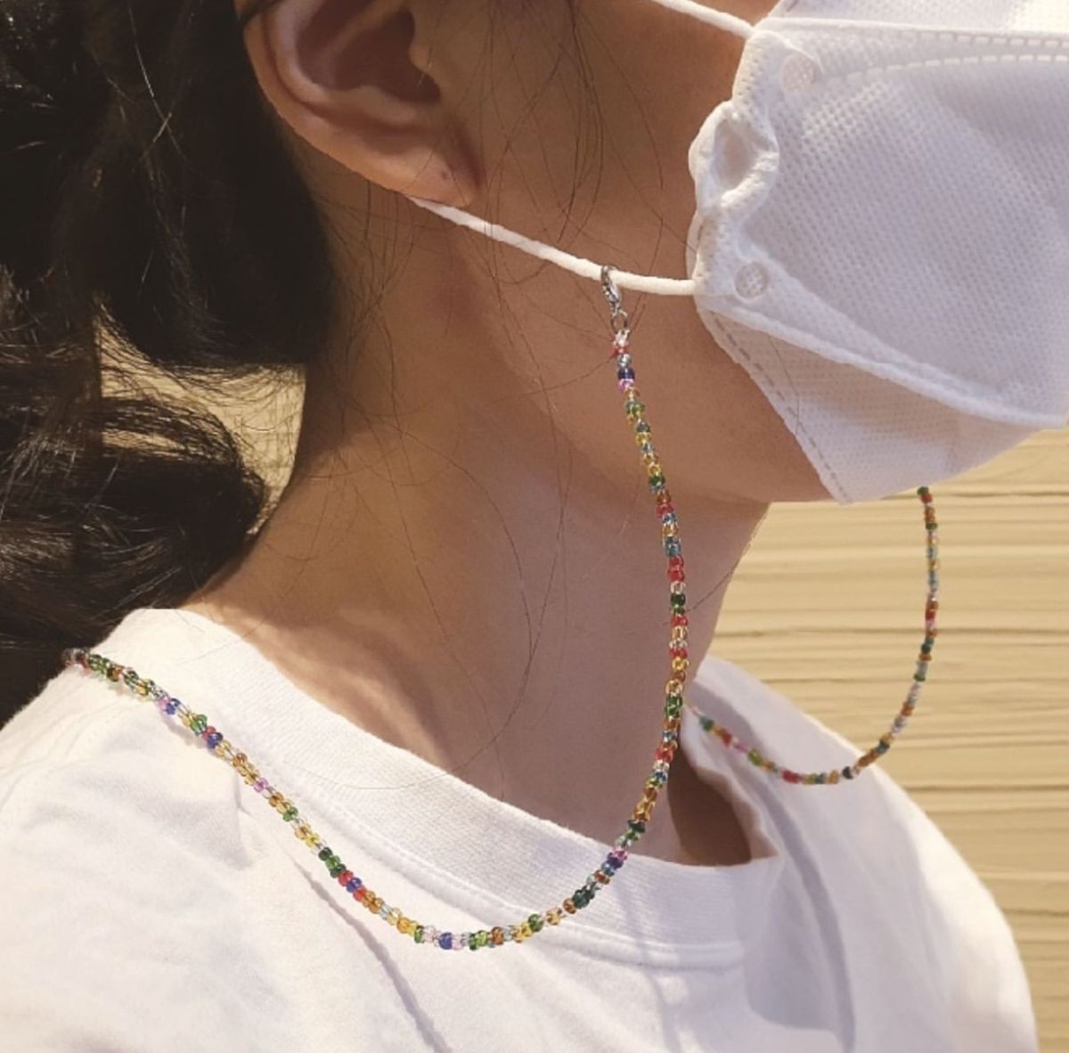 ▲掛「口罩項鍊」很不實用？風向一面倒揭真相。（示意圖／翻攝自gmarketstory IG）