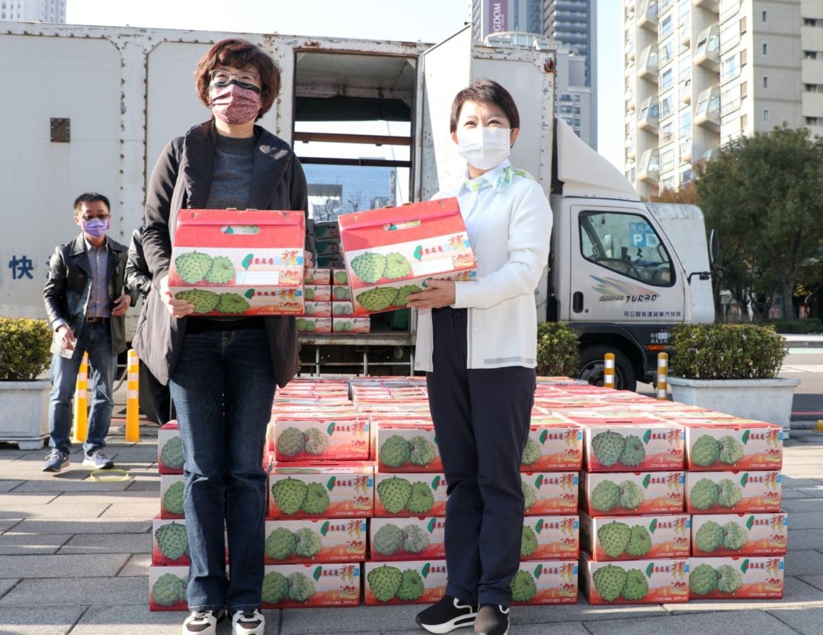 ▲台東縣長饒慶鈴(左)在中市府前廣場行銷，市長盧秀燕發起認購鳳梨釋迦超過3萬斤。(圖／柳榮俊攝2021.1.15)