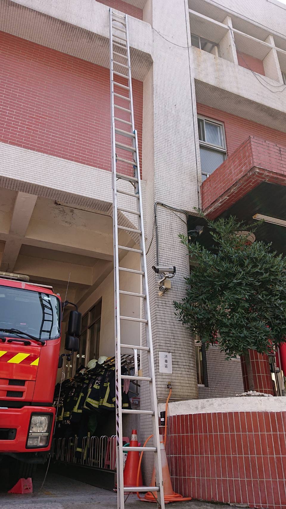 ▲中市耐熱、耐重消防美式梯只有3具，議員要求，市政府應當儘速採購耐熱、耐重的美式梯，確保消防弟兄及被救者安全(圖／議員提供2021.1.15)