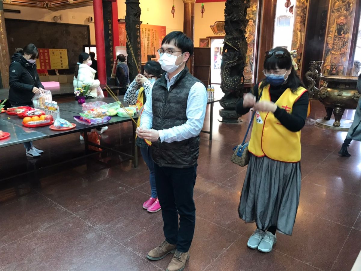 ▲罷王發起人唐平榮今天到仁海宮求媽祖保佑1月16日能讓中壢「倒宇天光」，掃除不適格的議員，一起寫下中壢的光榮歷史。（圖／罷王總部提供）