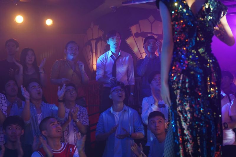 ▲▼李國煌(上圖後排左四,下圖)中年失業來到男兒王酒吧上班。(圖/光年映畫)
