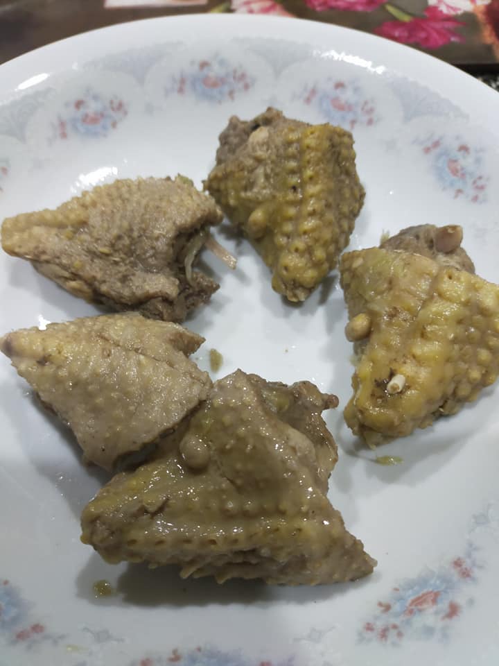 ▲原PO透露,自己買薑母鴨,卻撈出了5個鴨屁股。(圖/翻攝新竹大小事臉書社團)