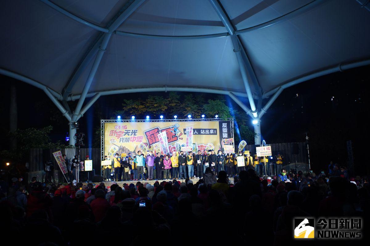 ▲國民黨桃園市黨部舉辦的「罷王團結之夜」，今天晚上在中壢中正公園舉行。（圖／記者李春台攝, 2021.01.15）