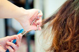 美容院剪頭髮「快1000元」他喊太貴！內行抖真相：很正常
