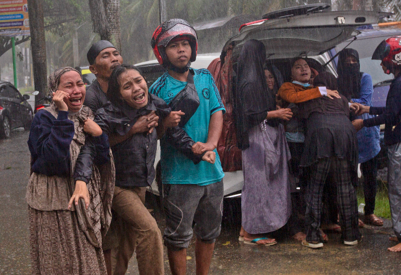 印尼強震增至67死！基本設施中斷　民眾瓦礫堆中尋找親人
