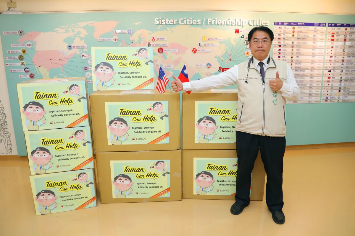 ▲台南市長黃偉哲曾在2020年捐贈防疫物資給姊妹市美國俄亥州哥倫布市。（圖／台南市政府提供）