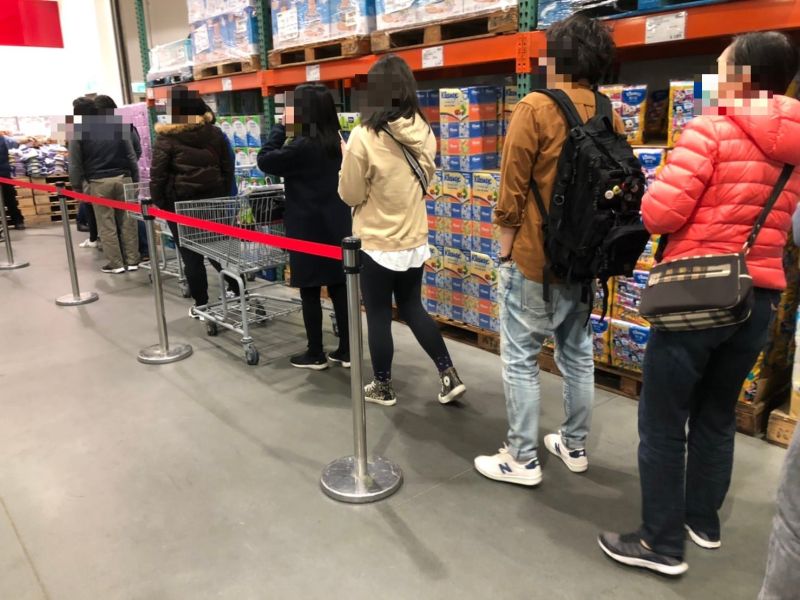 ▲到好市多排隊購買暖暖包,北投店的民眾相當守規矩。(圖/翻攝自《Costco好市多消費經驗分享區》)