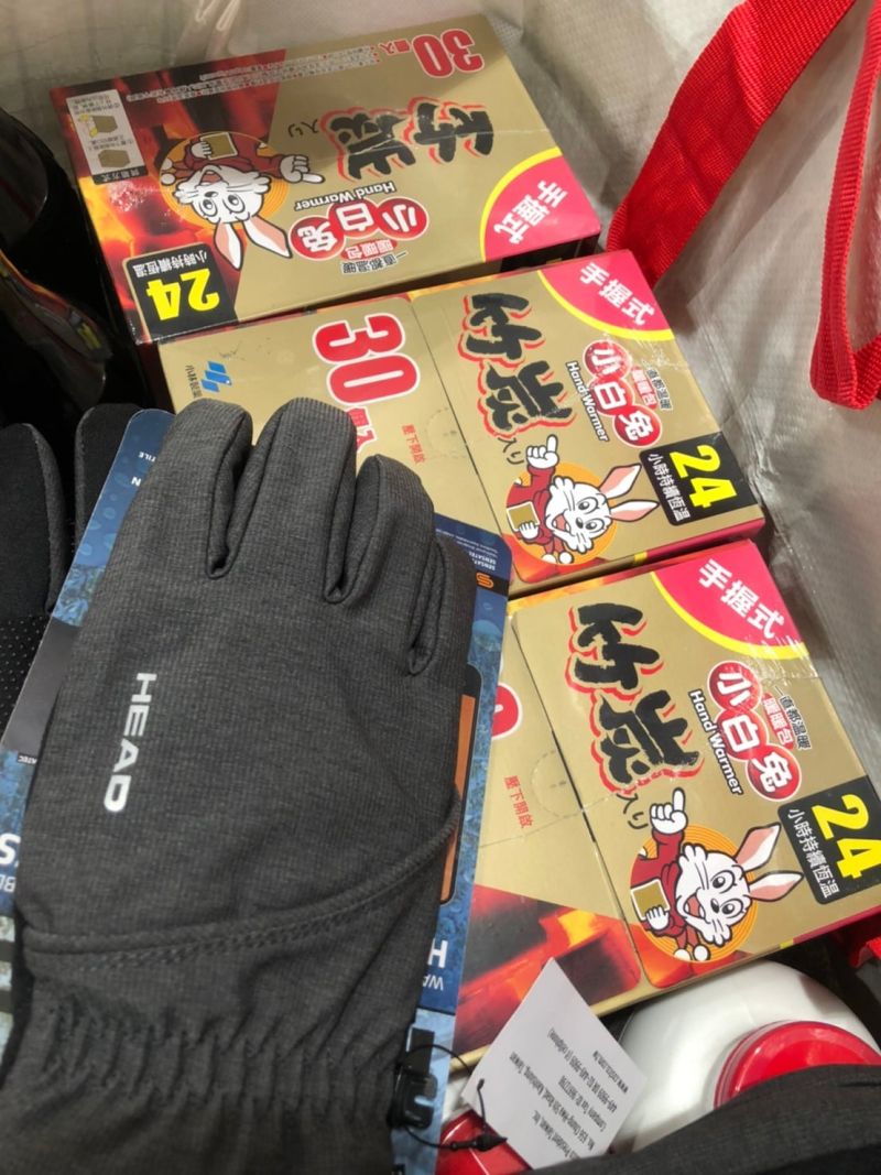 ▲到好市多排隊購買暖暖包,北投店的民眾相當守規矩。(圖/翻攝自《Costco好市多消費經驗分享區》)