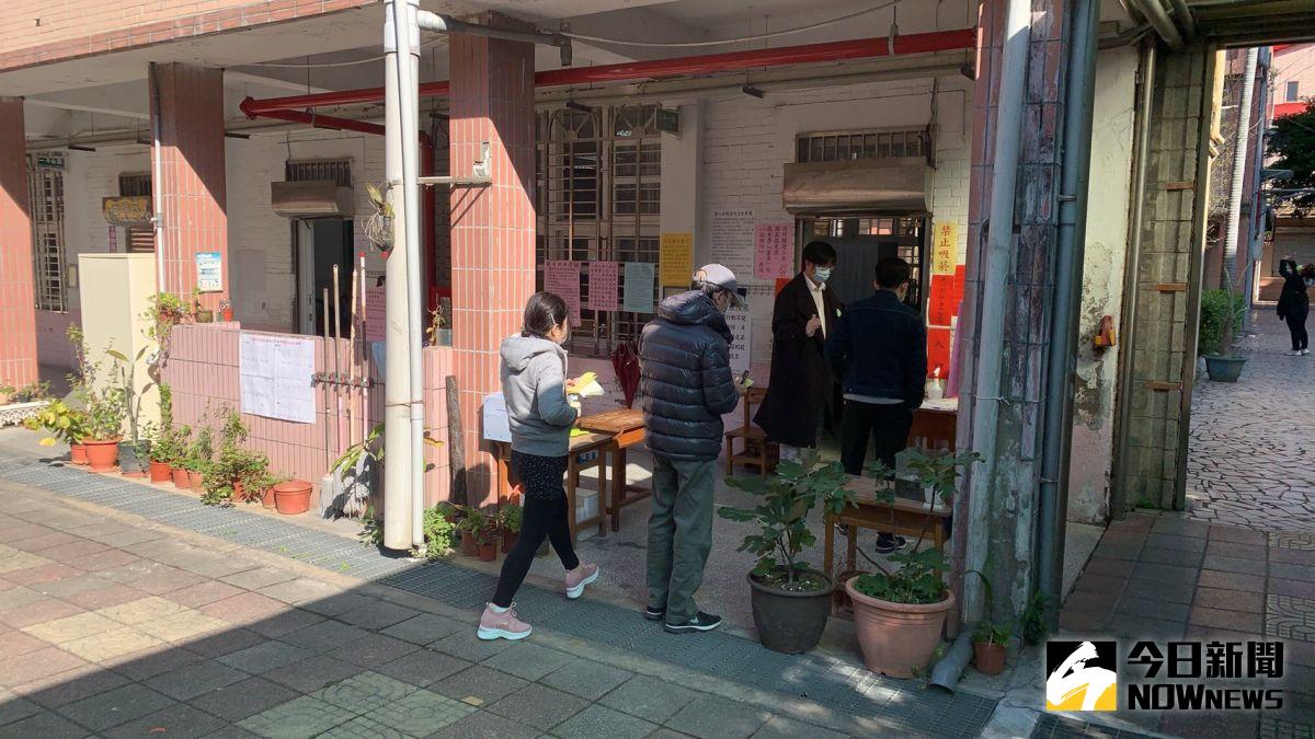 ▲由於天氣不錯，一早桃園中壢區的自立國宅數個投開票所都出現投票的排隊人潮。（圖／記者李春台攝, 2021.01.16）