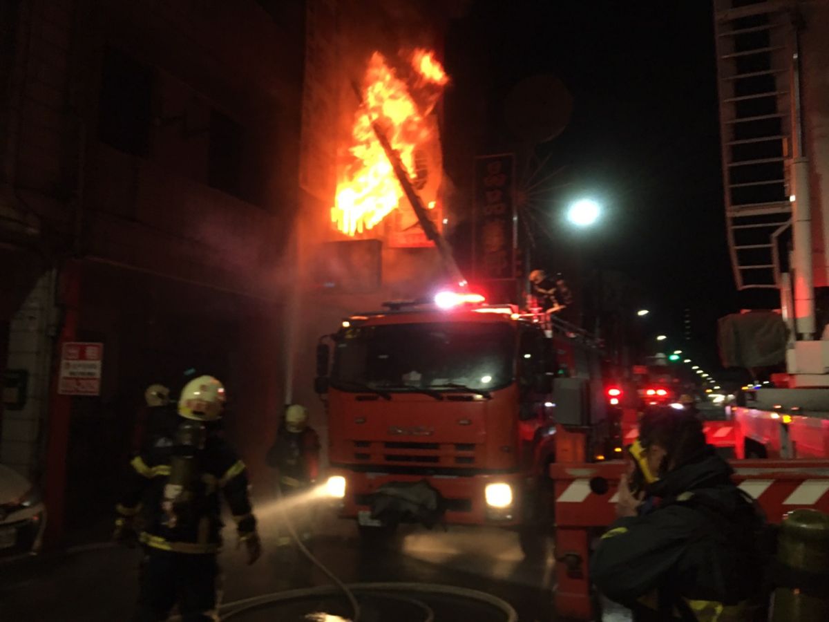 ▲鳳山凌晨大火造成四死悲劇。（圖／翻攝畫面）