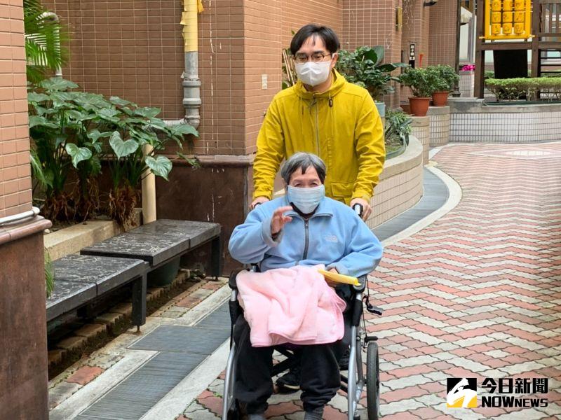 ▲唐平榮推著90多歲的阿嬤去投票。（圖／記者李春台攝, 2021.01.16）