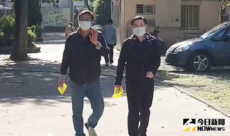 ▲邱仁德與梁為超一起到投票所投票。(圖/記者李春台攝,