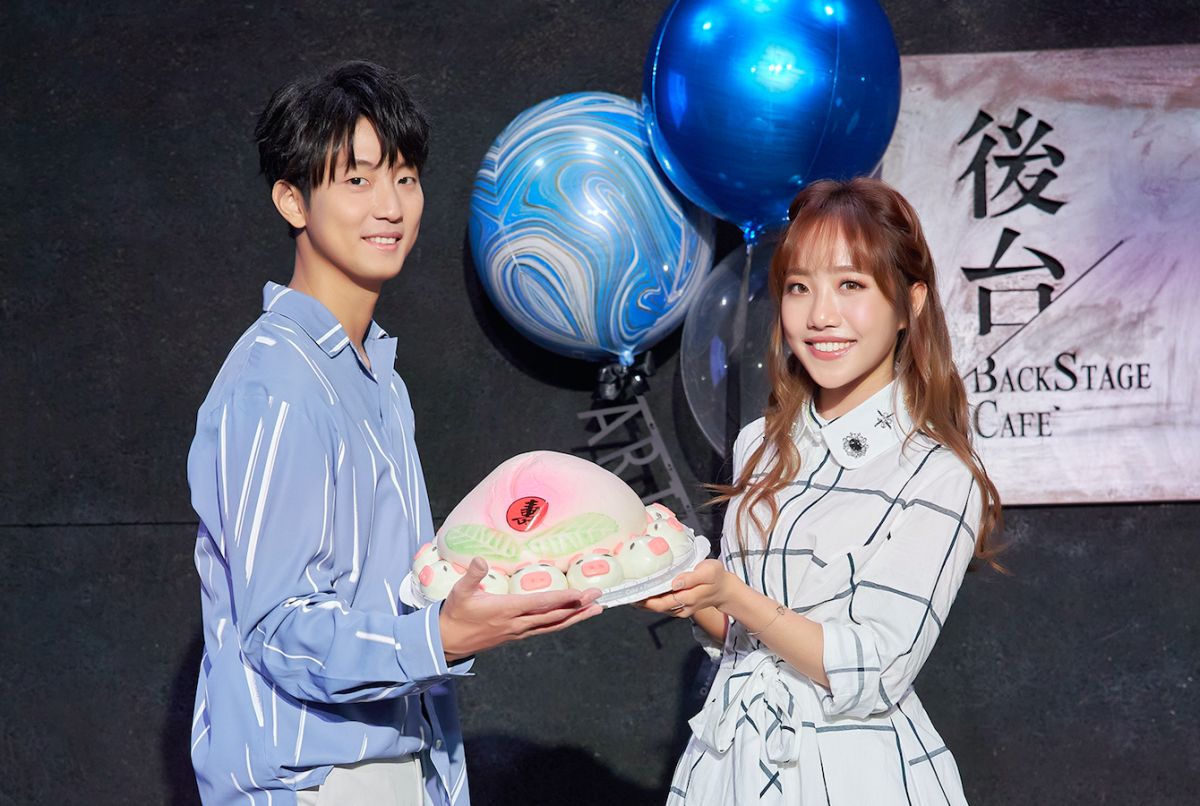 ▲許書豪（左）送壽桃當作蔡佩軒的生日禮物。（圖／索尼音樂提供）