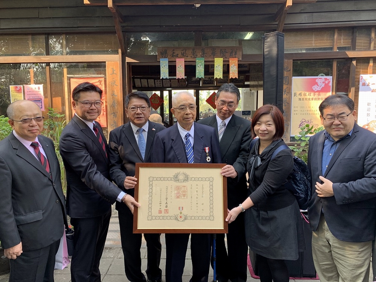 ▲日本台灣交流協會16日舉辦授勳儀式，由高雄事務所長加藤英次代表傳遞勳章給劉耀祖，縣長潘孟安也親臨見證分享榮耀，肯定劉耀祖致力於屏東與日本雙方交流，對促進台日友好貢獻。（圖／屏東縣政府提供, 2021.01.16）