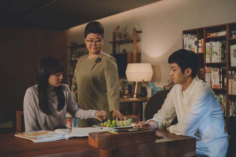 ▲▼導演奉俊昊(上圖)憑《寄生上流》橫掃「第92屆奧斯卡頒獎典禮」。(圖/美聯社,《寄生上流》劇照)