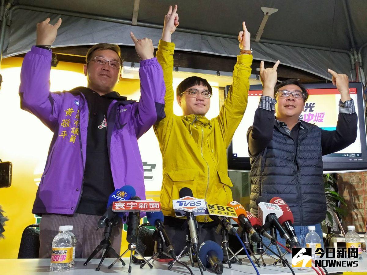 ▲罷王過關，關鍵人物唐平榮和邱仁德在罷王總部興奮地擺出16的手勢紀念這個重要的日子。（圖／記者李春台攝, 2021.01.16）