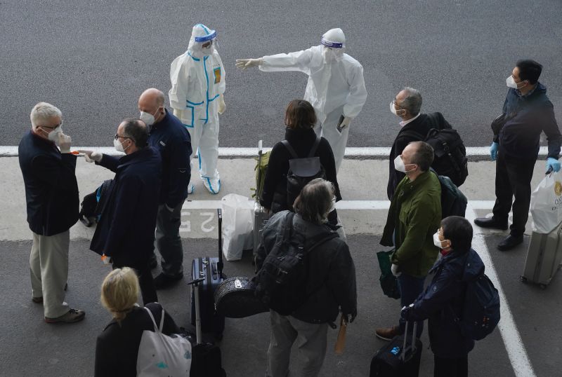 ▲世界衛生組織（WHO）派遣的專家調查小組14日抵達武漢機場。（圖／美聯社／達志影像）
