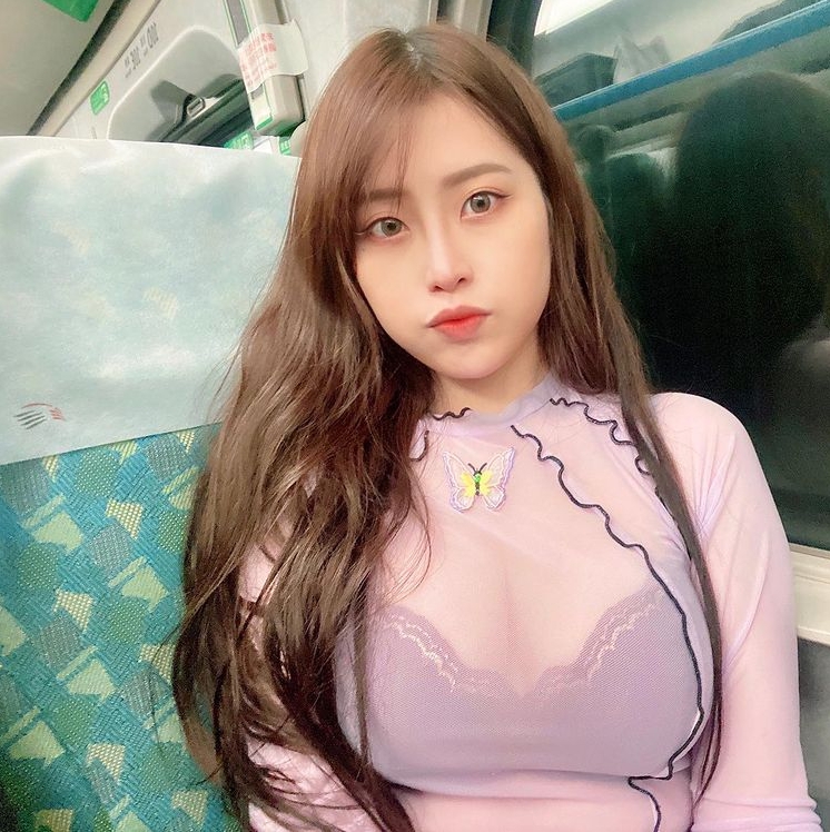 ▲Yumi.K面對鏡頭微微嘟起雙唇。(圖/
