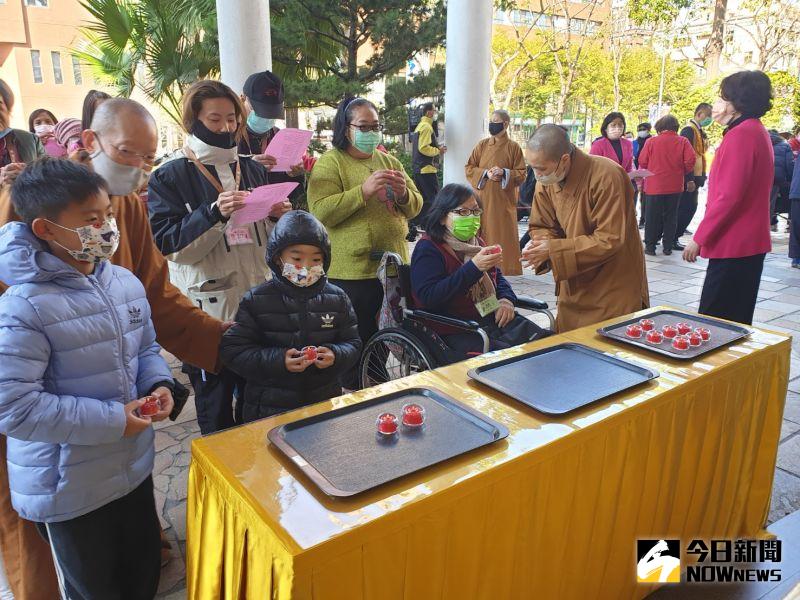 ▲佛光山惠中寺慶祝法寶節慈悲送暖，除致送物資，也引領信眾誠心獻燈祈福，安頓身心。（圖／記者金武鳳攝，2021.1.17)