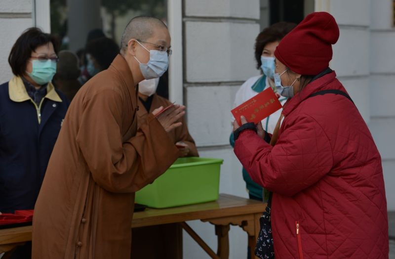 ▲佛光山中區總住持覺居法師，親自致送關懷金給福田戶，祝福他們平安健康過好年。（圖／惠中寺提供）